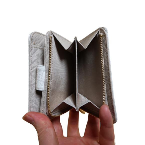 agnès b. White Bi-Fold Wallet – Saffiano Leather, Gray Lining, Minimalist French - Picture 5 of 9